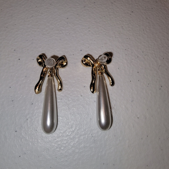 New Bow tear drop earrings. - Picture 2 of 3